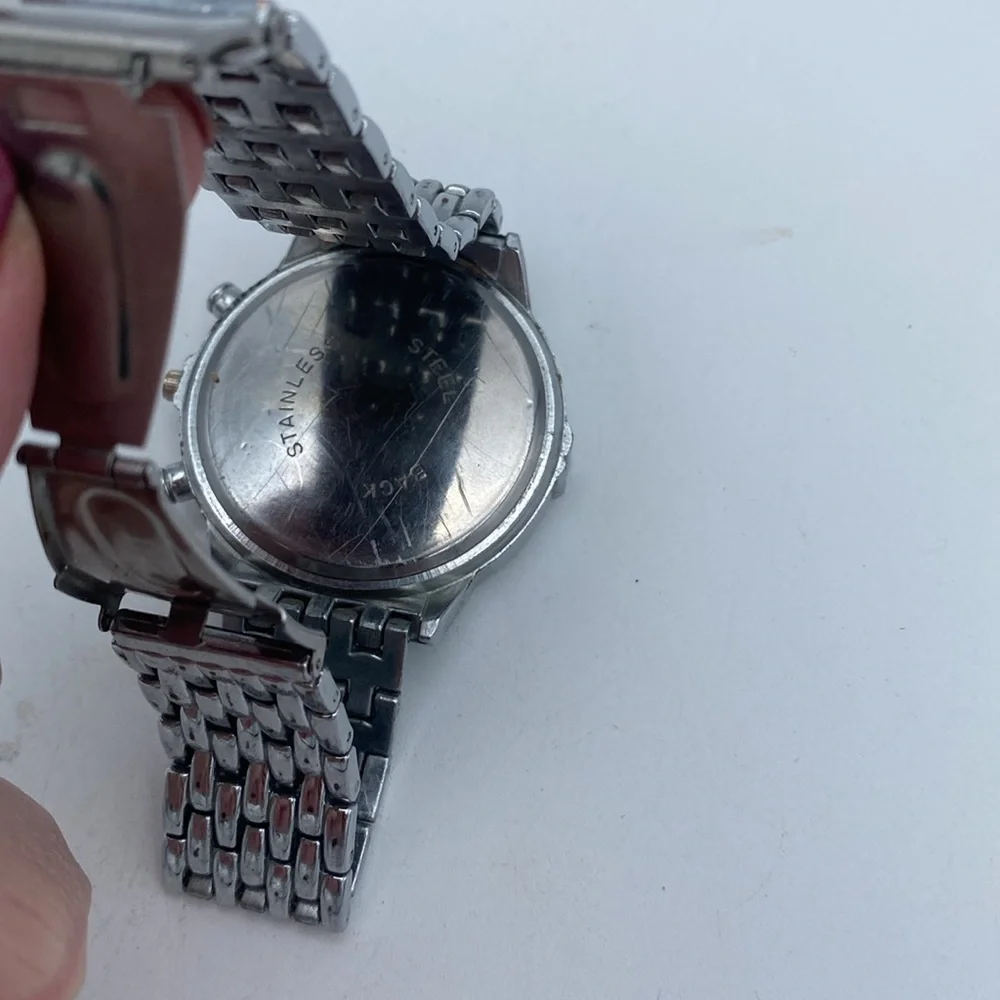 Men’s skull & crossbones bling large face wristwatch stainless steel back& band